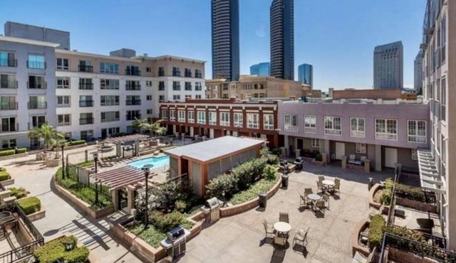 Large Luxury Downtown Condo: Pool, In-Unit Laundry, Parking, Walk Everywhere in San Diego