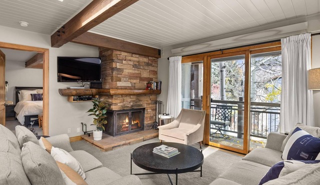 Lift One - Beautiful top floor three bedroom with red mountain views