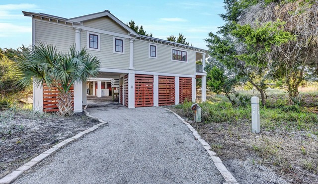 Lightkeeper's Cottage – Experience the simplicity and convenience of island life in Bald Head Island