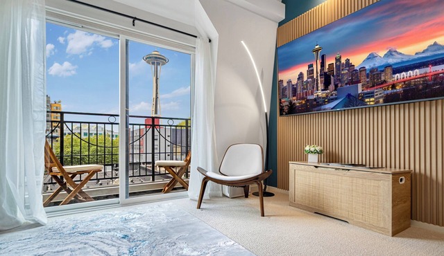 Loft Penthouse FIFA World Cup Walk to Lumen Field & Space Needle View
