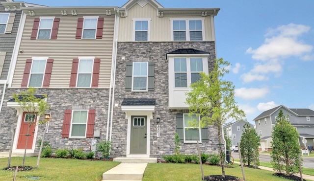 Lovely, newly-built, 4-bedroom townhome & 2-car garage in Lanham in Lanham
