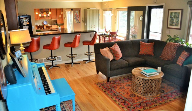Lovely, spacious, sunny happy family-friendly home - great central location in Fort Collins