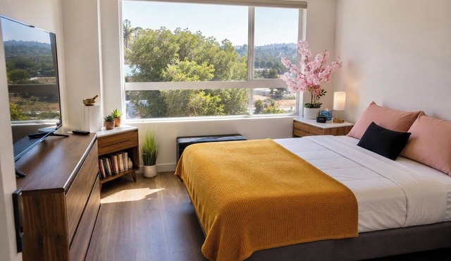 Luxe Villa W/ Rooftop Near DTLA, Dodgers, Universal, Griffith Park. Great price!