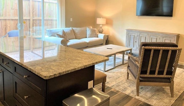 Luxurious Family Friendly Townhome Great Location