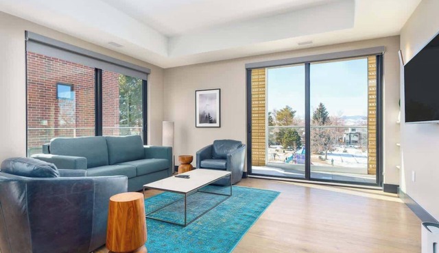 Luxurious Flat w/Private Balcony & Mtn Views! in Denver
