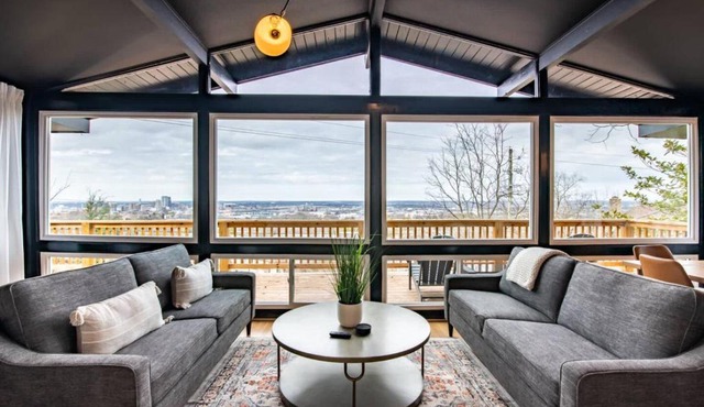 Luxurious Retreat with Stunning Views Sleeps 16)