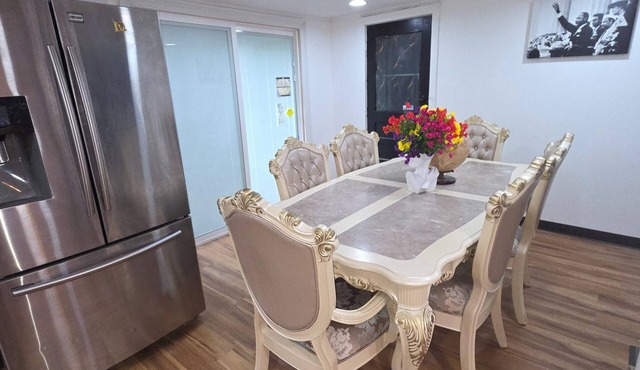 Luxury 2BR Retreat ,Private Hot Tub, Starlink Wi-Fi ,Fireplace,Free Parking, in Syracuse