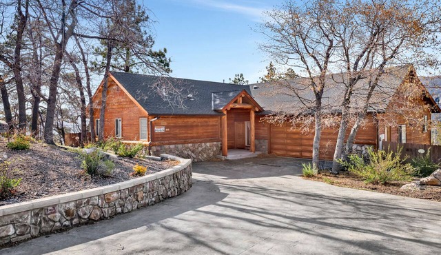 Luxury 3BR/3BA Castle Glen Chalet: Large Sun Deck, Gas BBQ & Private Yard