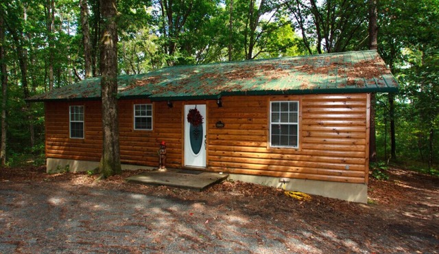 Luxury cabin with hot tub, ATV trails, and secluded in the woods in Hatfield
