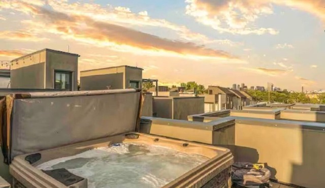 Luxury Townhouse w/Rooftop Hot Tub & Mountain Views