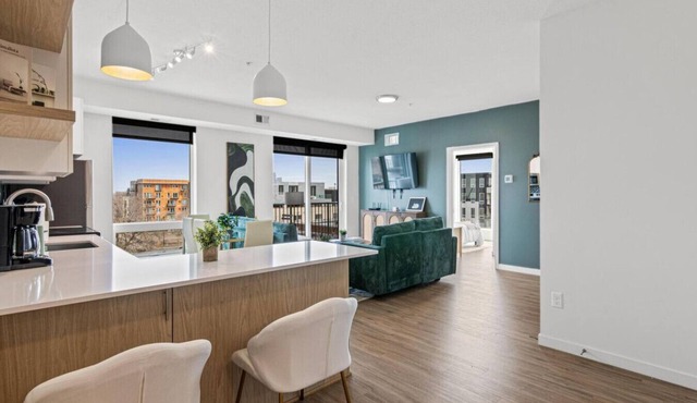 Luxury Uptown 2Bed Condo with Patio |Gym |Office in Minneapolis