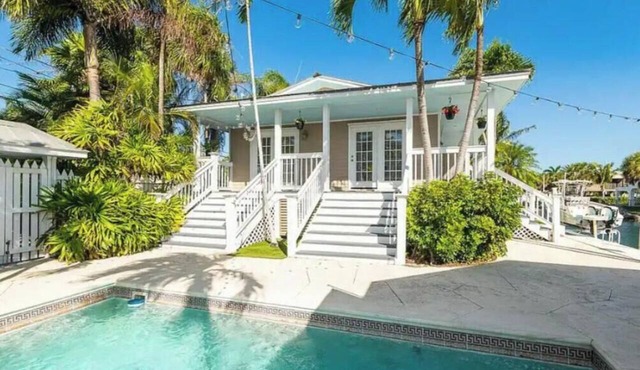 Luxury Waterfront Escape. Pool, Dock & 10 Minutes to Key West