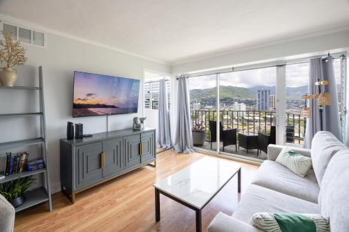 Modern Condo, Free Parking, Sleeps 4, 1 King Bed, 1 Queen Pullout Couch in Waikiki