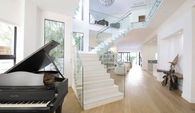 Modern Melrose Villa, Designer Pool, Spa, Rooftop