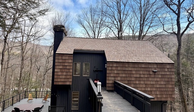 Mountain Escape - HotTub - FirePit - BBQ - Hiking - Near Lakes