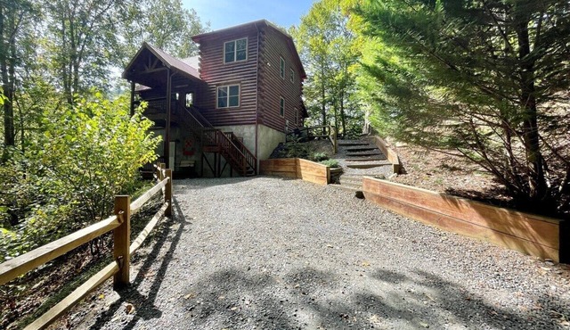 Mountain Lair - Riverfront, Game Room, Dog Friendly, WIFI, Firepit, Fireplace in Lansing