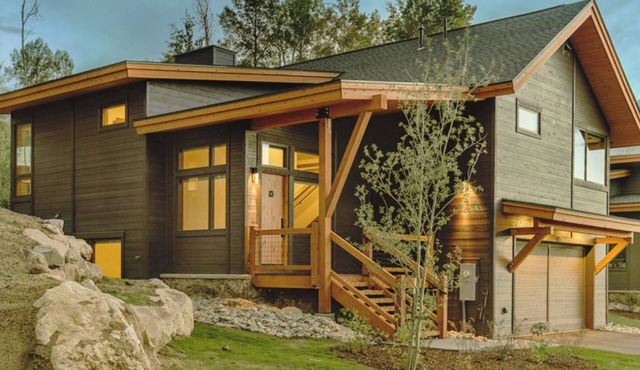 Mountain Modern Home in Summit Sky Ranch. Pool, hot tubs, close to skiing