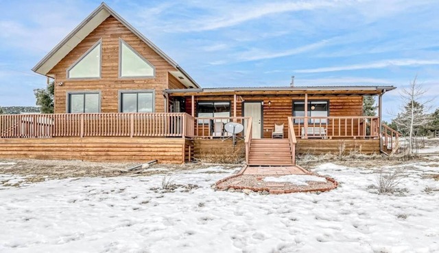 Mountain View Home w/Fantastic Setting, Fireplace, WiFi, W/D & Two Decks in South Fork