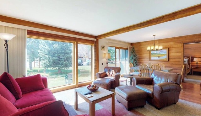 Mountainside Home w/Free WiFi & a Full Kitchen plus a Shared Hot Tub in Copper Mountain