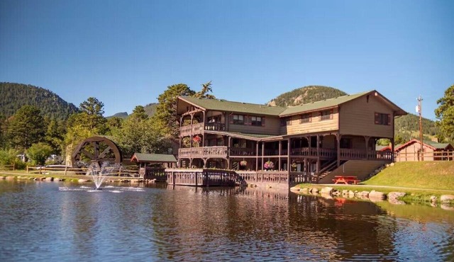 Multi-Story 7-bedroom lodge! Perfect for a Group Getaway close to RMNP