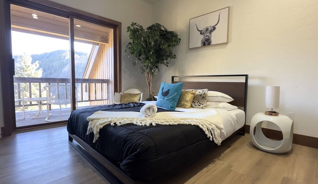 New! Beaver Creek, Holden Road Location & Ski-in!