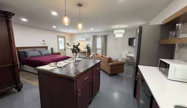 NEW! Cozy Quiet Studio-Walk to Route 66-Safe Area in Tulsa