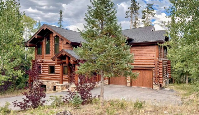 NEW Elk Ridge Lodge: Hammock, Foosball, Private Hot Tub in Silverthorne!