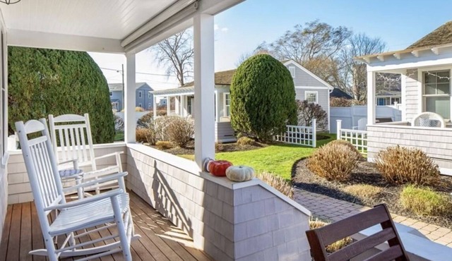 Newly Renovated Easton Point Cottage, Short Walk To First And Second Beach