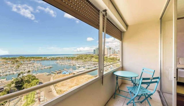 Ocean & Harbor Views, Walk to All of Waikiki