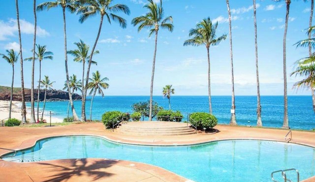 Ocean-View Molokai Condo with Lanai, Pool - Steps to Beach