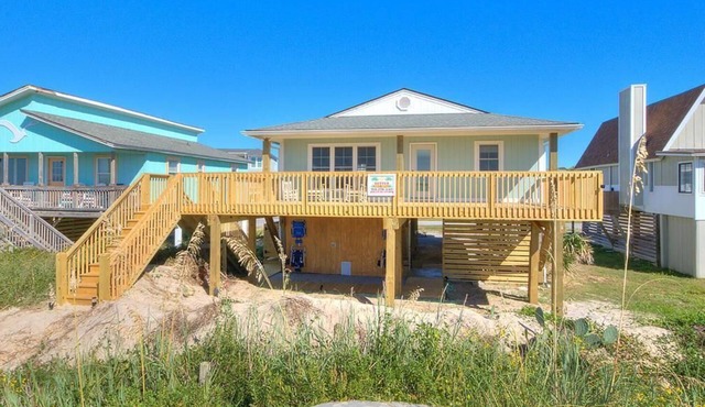 Oceanfront haven in Oak Island—3BR, 2BA, sleeps 8, perfect for family escapes!