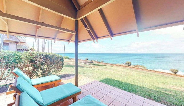 Oceanfront Molokai Cottage with Ocean View, WiFi & Pool