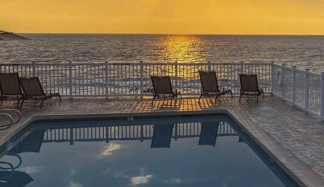 Oceanfront Resort Kona Condo with Lanai, Pool - Walk to Beach