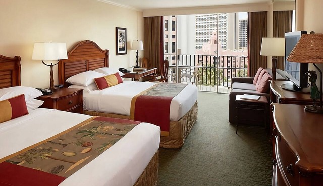 On Beautiful Waikiki Beach! Pool, Spa, 3 On-Site Restaurants, Water Activities