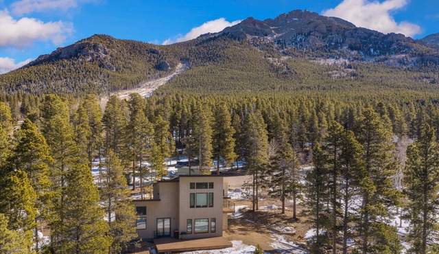 Panoramic Mountain Views, Hot Tub & Peaceful Retreat near Estes Park