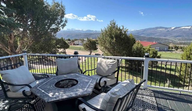 Peaceful 3 bedroom overlooking the town of Eagle!