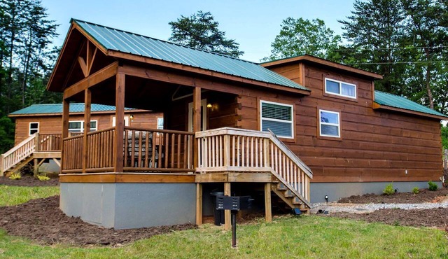 Peaceful Cabin Close to Tryon and the Foothills near Lake Lure in Mill Springs, North Carolina in Mill Spring