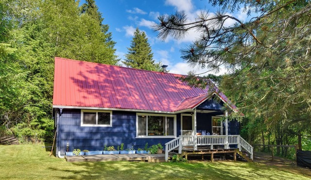 Peaceful + Chic Oasis: Fire Pit, Grill, Yard in Longview