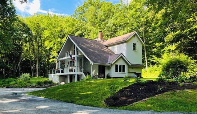Peaceful riverfront house, dog-friendly, woodstove, decks, bbq, firepit, dock in Newfane
