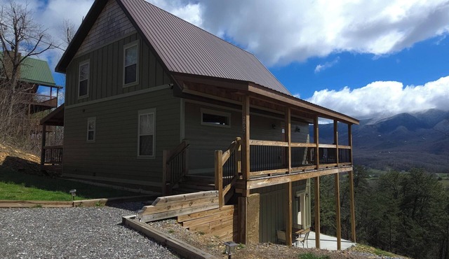 PET FRIENDLY! Amazing Mountain Views! Hot Tub, Pool Table, Gas grill, and quiet. in Sevierville