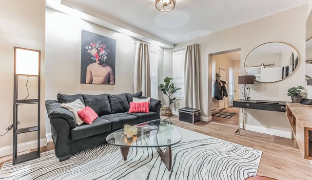 Pet-Friendly Apt Fenced yard Private Parking