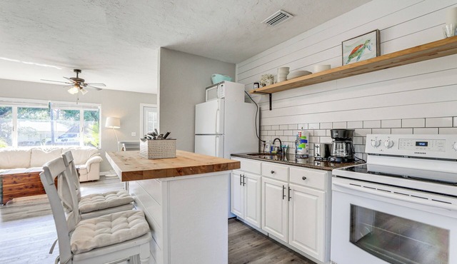 Pet-Friendly Bradenton Home: 3 Mi to Riverwalk! in Bradenton