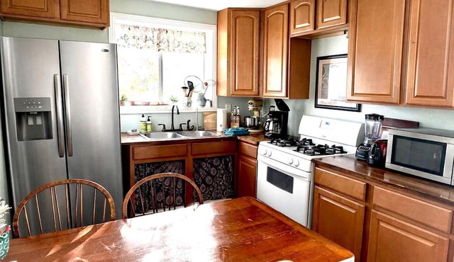 Pet Friendly Breathtaking Cottage with Great Views and Hot-tub in Rainbow, California
