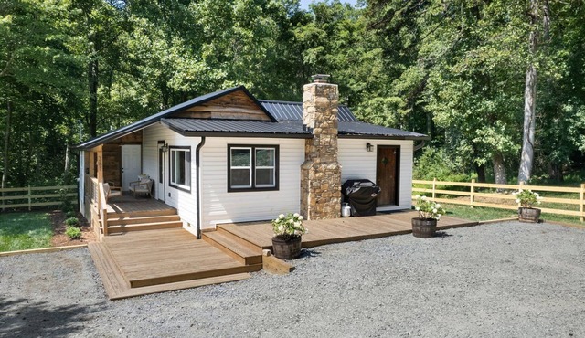 Pet-Friendly Farmhouse w/Hot Tub, Fire Pit & Fishing Dock in Hendersonville