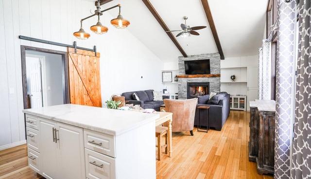 Pet friendly/walk to restaurant/bar and golf