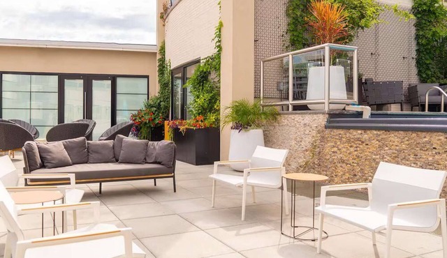 Philly Skyline Views | Rooftop Pool + Full Kitchen