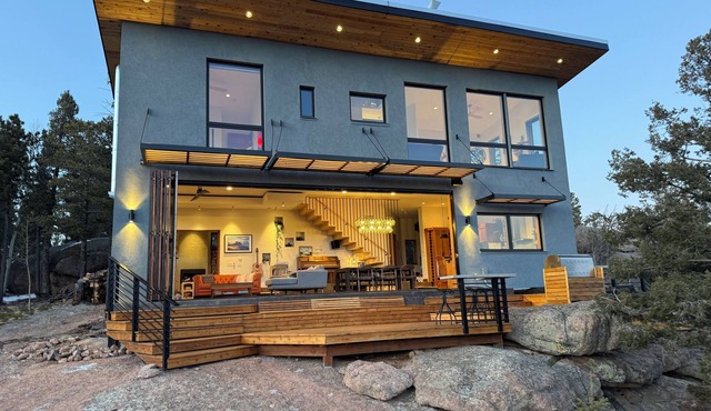 Pikes's Peak Lookout: Views, Hot Tub, 2 Houses on 1 Property, Sleeps 12