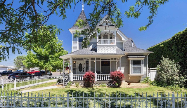 Porter House Victorian | Hot tub & King Suite in Windsor