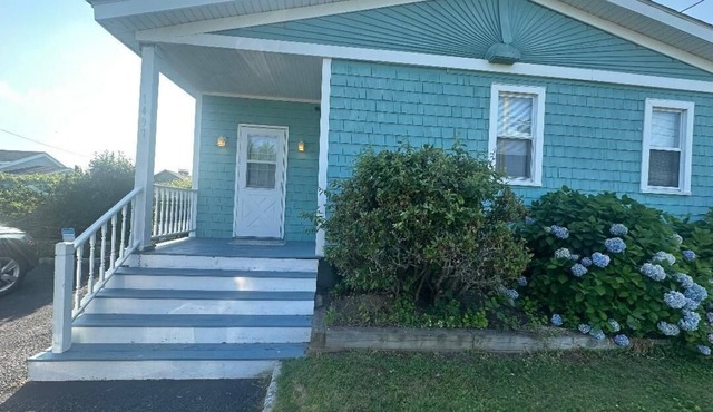 Private Beach Community-walk from the house to the beach in Narragansett
