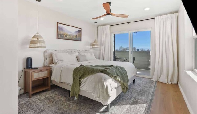 Private Caldwell Guesthouse w/King Bed, Balcony & Kitchenette